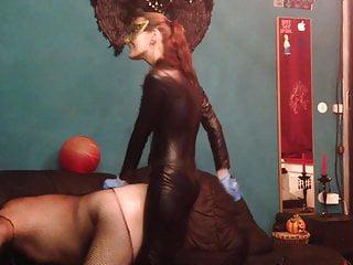 Sexy Herrin fickt Sissy Sklaven mit Strapon