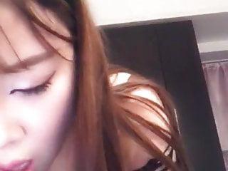 Chinesisches mädel befriedigt sich vor der Kamera