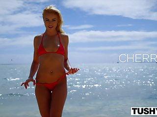 Tushy blonde Schönheit bekommt ihren Arsch dominiert