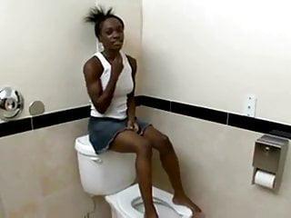 Süsse schwarze mit perfektem Körper fickt auf der Toilette