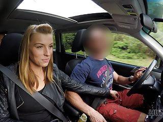 Sie telefoniert mit ihrem Freund im Freien