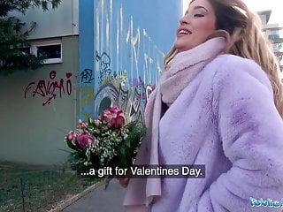 Amateurin mit dicken Titten in einem Restaurant gefickt