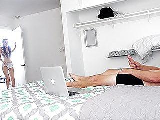 Spyfam - geile Stiefschwester bläst Schwanz