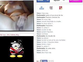 Junge Schlampe spielt mit ihrer Fotze