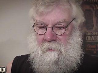 Alter Arzt fickt seine junge Patientin