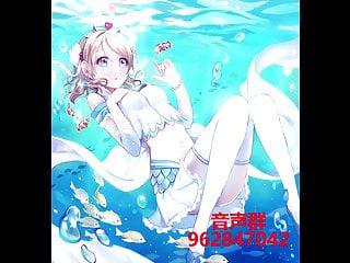 Liebe Frau bläst auf der strasse