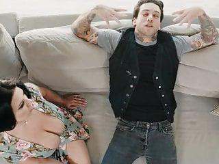 Milf mit kleinen Titten und kleinen Händen