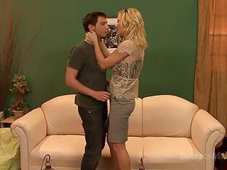 Reife Stiefmutter und ein junger Kerl