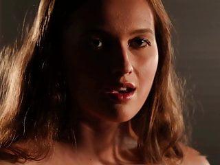 Hübsche Blondine wird in den Arsch gefickt