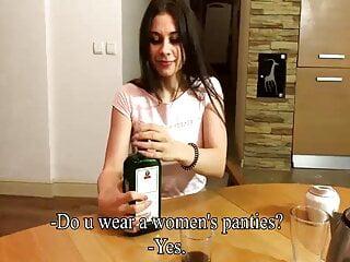 Italienisches Mädchen mit großen Titten wird im Club angespritzt