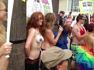 Bikini Girls oben ohne am Strand