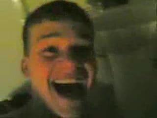 Der starke Kerl von der Security bestraft den Ladendieb - Cop fickt Dieb