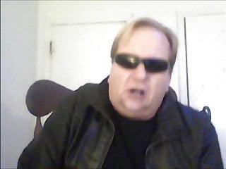 Geile junge Brünette zieht sich aus