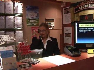 Die Frau fickt mit den Jungs und der Ehemann schaut zu