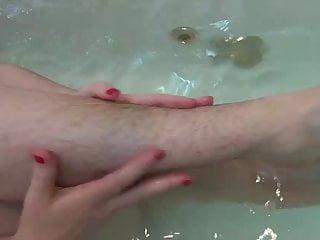 Behaarte Fotze masturbiert in der Dusche