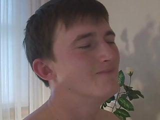 Blonde Teenschlampe schluckt Sperma nach einem guten Fick