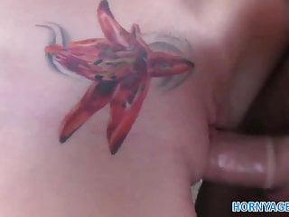 Junge Frau fickt auf dem Auto