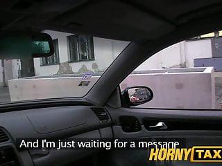 Sie bezahlt die taxifahrt mit Sex