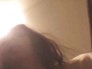 Erotische Brünette befummelt sich vor der Kamera