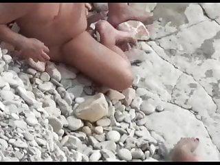 Mann filmt seine Frau am Strand