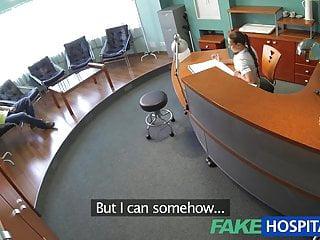 Fake Krankenhaus - sexy Krankenschwester macht die Beine breit