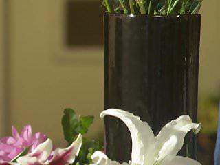 Großbusige Latina wird auf dem Tisch hart gefickt