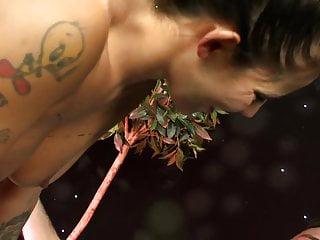 Vollbusiges Girl mit Hängetitten fickt einen grossen Schwanz