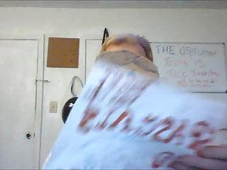 Reife Frau steht auf schwarze Schwänze