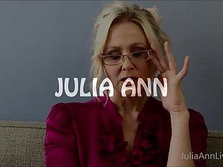 Vollbusige Lehrerin Julia Ann fickt sich selbst