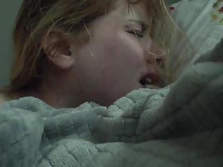 Unterdrückbare Schlampe wird hart in alle Löcher gefickt