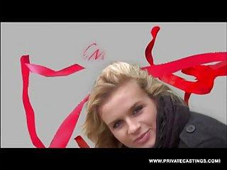 Teen mickey in die enge Möse gefickt