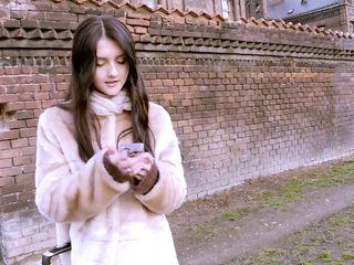 Russische Brünette wird bei einem Dreier mmf in den Arsch gefickt