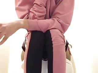 Ghetto gaggers sexy ebony Brünette auf dem klo gefickt