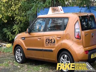 Junge schwarze Schülerin hat spaß mit dem Taxifahrer