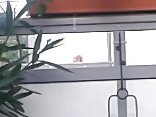 Sie zeigt meinen Schwanz im Freien