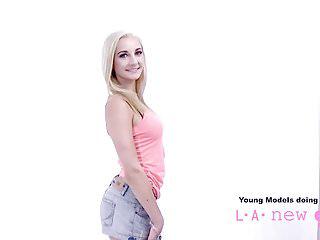 Schönes Teen beim Casting für die Casting Agentin