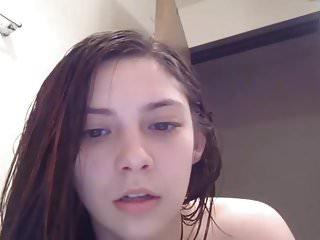 Rasierte Teen wird wild in der Dusche