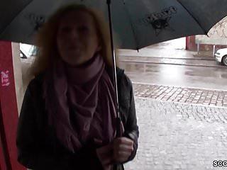 Teen auf der Strasse angesprochen und für Geld gefickt