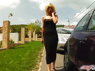 Milf lacht Summer und drei Schwänze