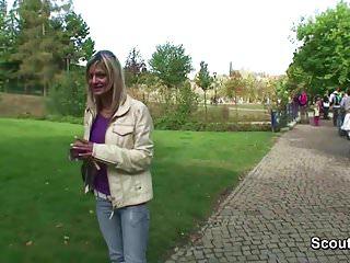 Zwei Jungs verführen einen Fremden im Park