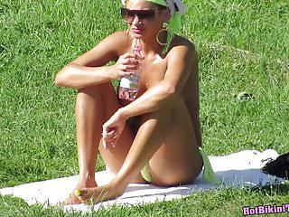 Nackte Teens am Strand im Freien