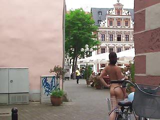 Junge Frau wird von hinten gefickt