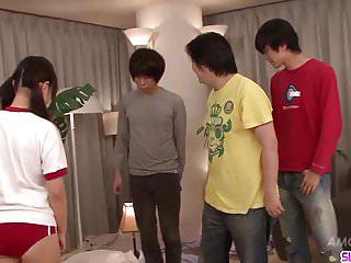 Miska nimmt den Schwanz in den Mund und kriegt das Sperma ins Gesicht