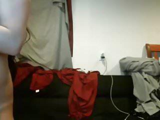 Hübsche Asiatin bläst und wichst langen Schwanz