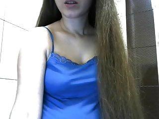 Fantastische junge Dame und ihre brushing haare