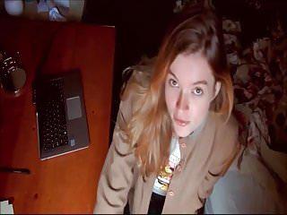 Erotisches solo Girl mit haariger Muschi masturbiert