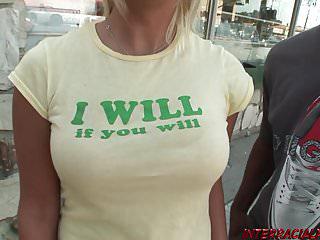 Blondine mit dicken Titten am Pool gefickt