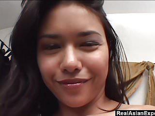 Winzige Asiatin wird von einem Schwanz anal gefickt