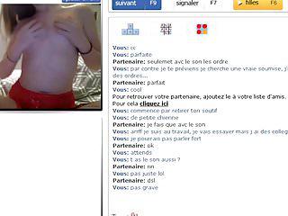 Französische Amateurin spielt mit rotem Höschen vor der Webcam