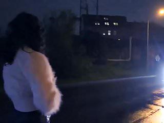 Heisse busige Nutte reibt ihre haarige Muschi